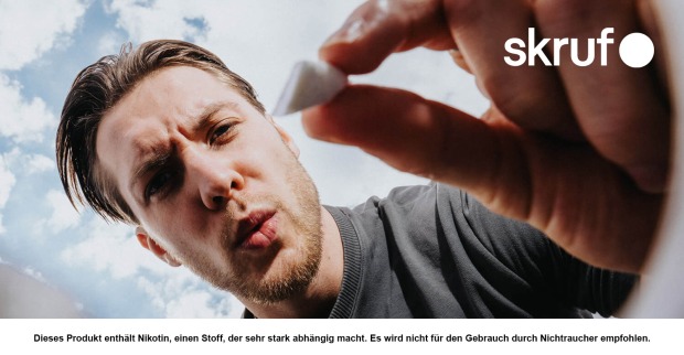 Junger Mann mit Nikotin Pouches | Credit: skruf