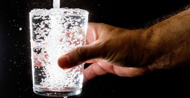 Wiener Leitungswasser fließt aus dem Wasserhahn in ein Glas – ab 2027 steigen die Gebühren für Wasser in Wien.