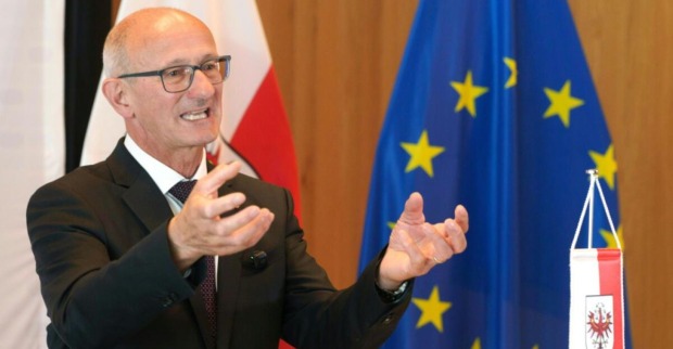 Anton Mattle spricht bei einer Pressekonferenz zur Pensionsreform. Der Tiroler Landeshauptmann fordert 45 Erwerbsjahre als Maßstab für den Pensionsantritt.