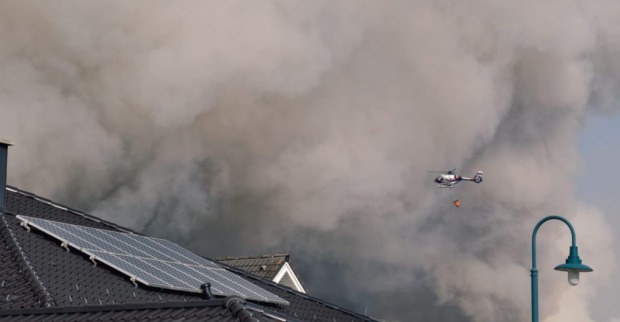 Löschhubschrauber über dem Großbrand im Föhrenwald in St. Egyden am Steinfeld