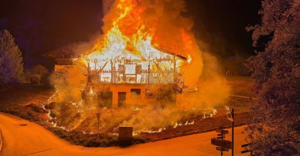 Großbrand in St. Veit im Pongau: Ehemaliger Stall steht in der Nacht in Vollbrand.