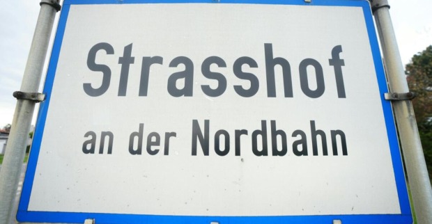 Ortstafel von Strasshof an der Nordbahn, wo ein Ex-ÖBB-Lokführer über ein Eisenbahnmuseum spätere Opfer kennengelernt haben soll.