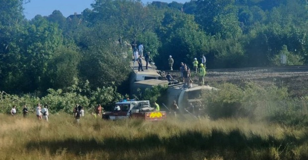 Entgleister Zug nahe Lewes in East Sussex mit Rettungskräften und Menschen an der Unfallstelle