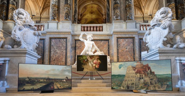 „Wien vom Belvedere aus gesehen“ (1758/61) von Bernardo Bellotto auf dem OLED-Fernseher, „Sommer“ (1563) von Giuseppe Arcimboldo auf dem The Frame Fernseher und „Der Turm zu Babel“ (1563) von Pieter Bruegel dem Älteren auf dem Micro-RGB-Fernseher im Kunsthistorischen Museum | Credit: Seniad Kasupovic