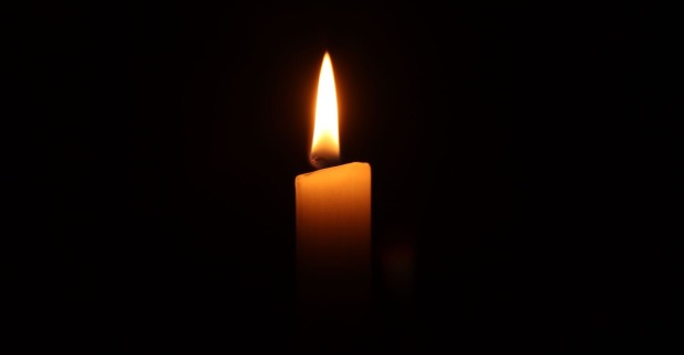 Brennende Kerze als Symbol der Trauer nach dem Tod von Allan Nascimento.