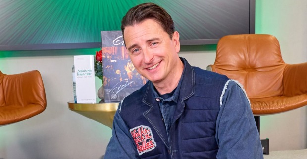 Andreas Gabalier präsentiert sein neues Album „Handwerk“, auf dem er gemeinsam mit Johnny Logan das Duett „Whiskey and Wine“ singt.