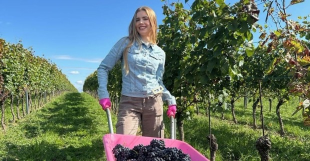 Anna Strigl bei Dreharbeiten für das neue TV-Format „Klischee Olé“ in einem Weingarten