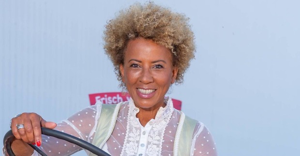Arabella Kiesbauer lächelt bei einem Event. Die Moderatorin von „Kampf der Realitystars“ spricht über ihre Rolle und bezeichnet sich als „Zirkusdompteurin“.