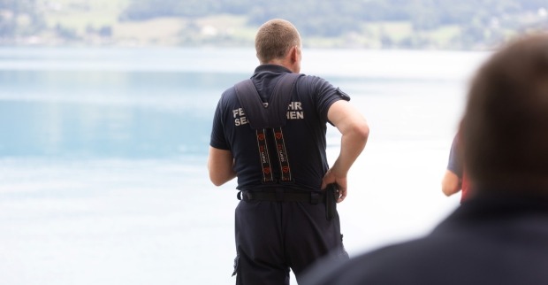 Flugzeugabsturz am Attersee: Einsatzboote der Wasserrettung und Feuerwehr sowie Polizeihubschrauber bei der fieberhaften Suchaktion auf dem Attersee im Bereich Steinbach.