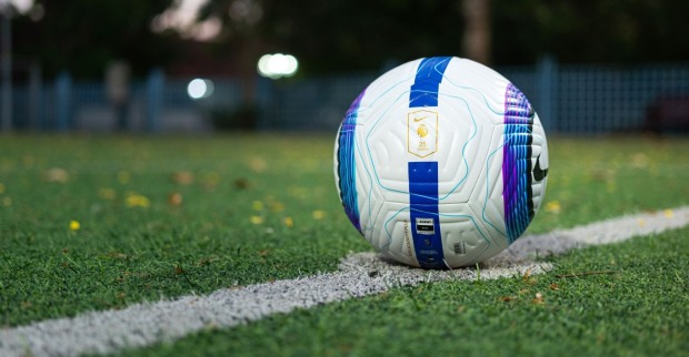 Fußball auf einem Spielfeld als Themenbild für die Strafverifizierung eines Matches von Austria Klagenfurt