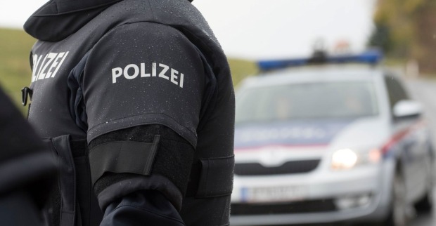 Einsatzkräfte der Polizei auf Suche in Österreich