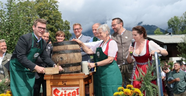 Bauernherbst-Eröffnung 2026: Bieranstich durch Landesrat Maximilian Aigner.