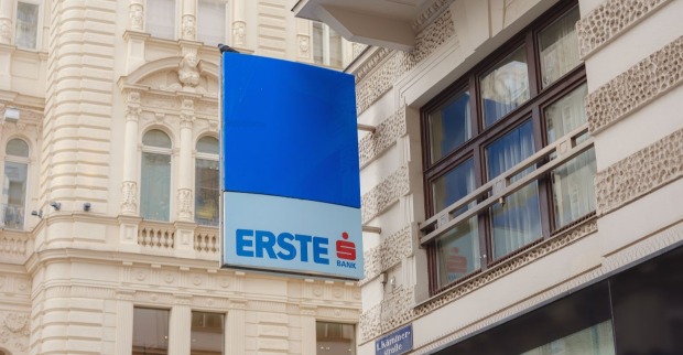 Außenansicht einer Erste Bank Filiale mit dem Logo der Ersten Bank und Sparkassen
