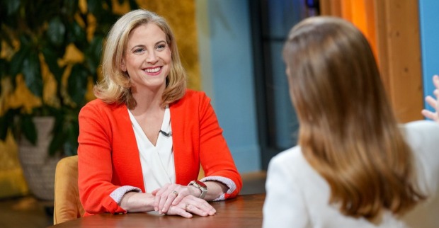 NEOS-Chefin Beate Meinl-Reisinger beim ORF-Sommergespräch 2026 mit Simone Stribl.