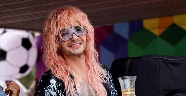 Bill Kaulitz, der als Überraschungsgast beim Konzert von Nina Chuba in Hamburg auftrat.