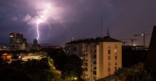 Blitzeinschlag über Wien bei Nacht während eines Gewitters