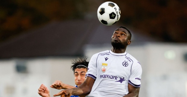 Spieler von Austria Wien während eines Kopfball-Duells