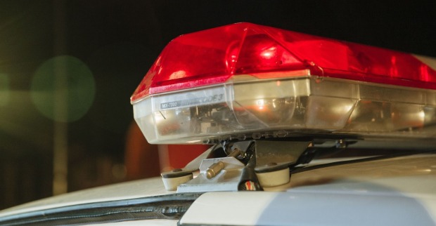 Blaulicht eines Einsatzfahrzeugs nach tödlichem Brand in einem Krankenhaus in Islamabad