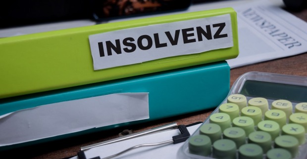 Mappen mit dem Wort Insolvenz als Themenbild für die Insolvenz des Café Engländer in Wien