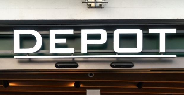 Schild einer Depot-Filiale