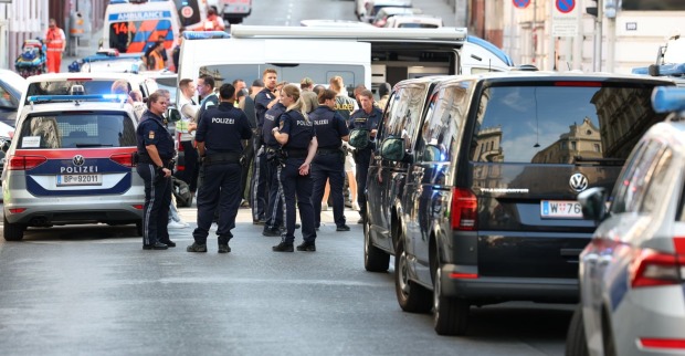 Polizeifahrzeuge und Einsatzkräfte der WEGA sichern die Währinger Straße ab