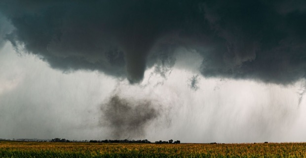 Aus Wolken bildet sich ein Tornado.