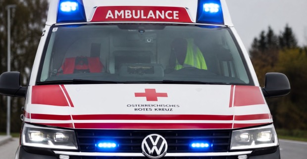 Rettungswagen im Einsatz nach tödlichem Arbeitsunfall in Engelhartstetten