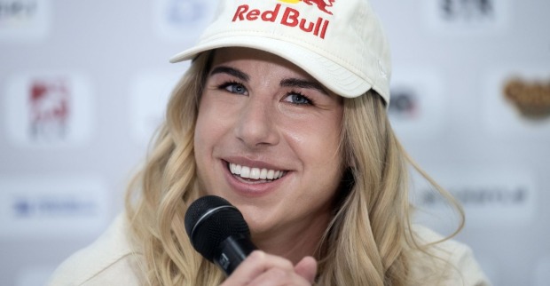 Ester Ledecká lächelt bei einem Pressetermin – die Olympiasiegerin sorgt auf Instagram mit einem Bikini-Video für Aufsehen.