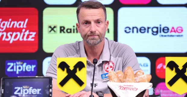 Ferdinand Feldhofer auf einer Pressekonferenz als Trainer des GAK
