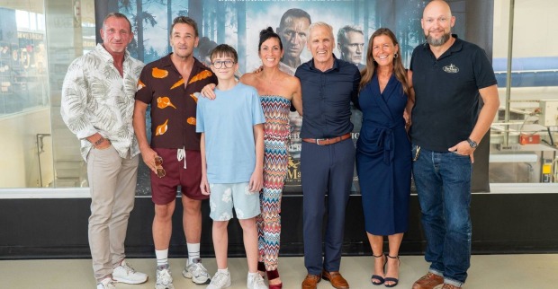 Film-Cast zeigt sich bei hochsommerlichen Temperaturen in einer Wiener Bäckerei