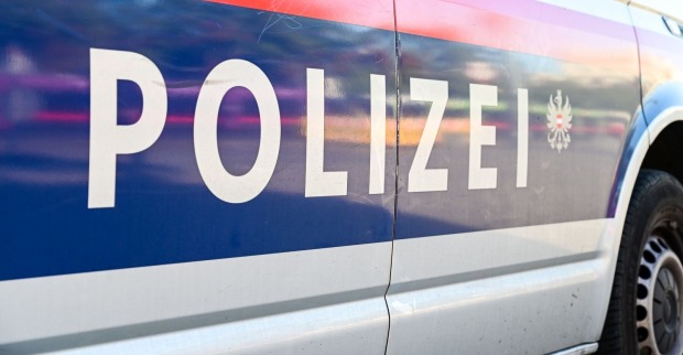 Außenansicht eines Polizeiwagens in Wien auf Streife