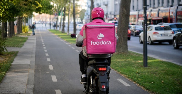 Foodora-Lieferant fährt mit E-Moped auf einem Radweg. Die BWB ermittelt gegen den Essenslieferdienst Foodora.