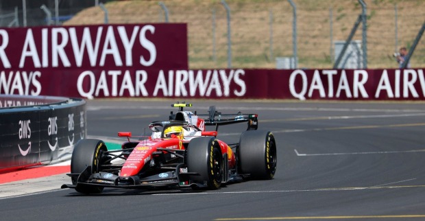 Formel-1-Auto während eines Rennens auf der Strecke