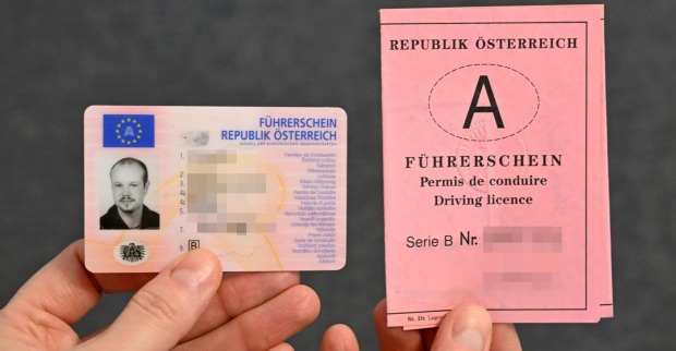 Ein österreichischer Führerschein im Scheckkarten-, sowie im klassischen Papierformat