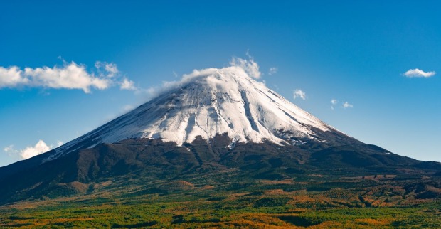 Verschneiter Fuji in Japan, auf dem ein Vater seinen siebenjährigen Sohn während einer Wanderung allein zurückließ.