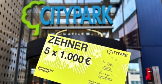 Ein großes Schild ist zu sehen, dahinter ein Schriftzug