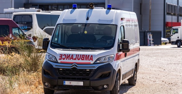 Kroatische Krankenwagen, weißes Citroen-Krankenwagen, als Symbolbild für: Ein vierjähriger Österreicher wurde beim Spielen auf einem Campingplatz von einer Schlange gebissen.