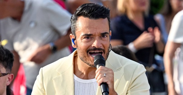 Giovanni Zarrella mit Mikrofon bei einem Auftritt vor Publikum.