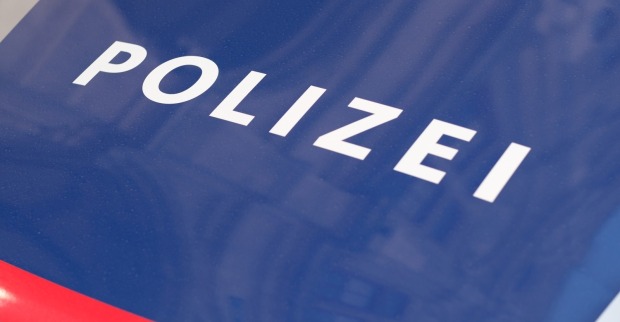 Nahaufnahme eines Polizeiwagens als Symbolbild für die tödliche Fahrerflucht in Globasnitz, Völkermarkt.
