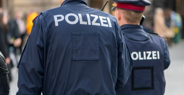 Die Polizei vermutet weitere Betroffene und bittet mögliche Opfer und Zeugen, sich zu melden.
