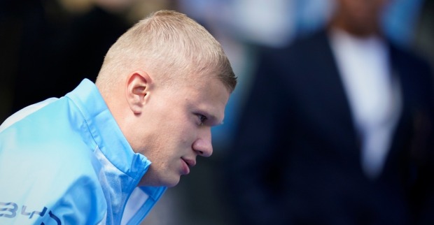 Erling Haaland hat seine berühmten langen blonden Haare gegen einen Buzz Cut getauscht.