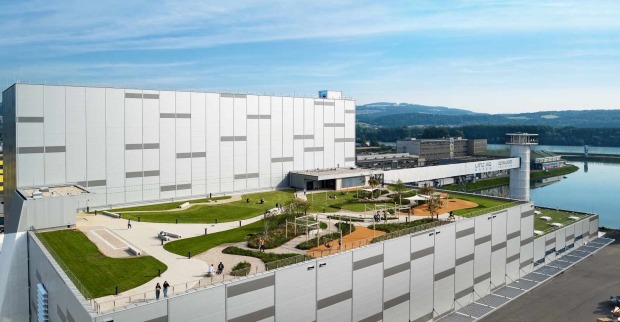 Hafenpark Linz auf dem Dach einer Lagerhalle mit Aussichtsturm und Hafenbecken