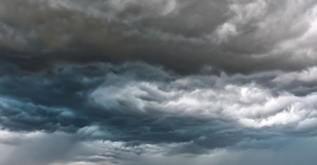 Dunkle Gewitterwolken vor einem Hagel-Unwetter in Österreich mit Unwetterwarnung für Salzburg, Tirol und Oberösterreich.