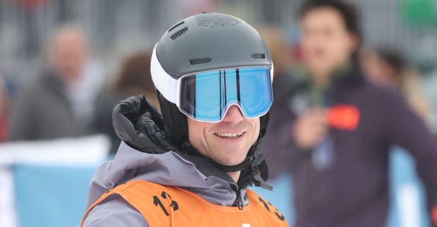 Hannes Reichelt mit Skihelm und Skibrille bei einer Wintersportveranstaltung.