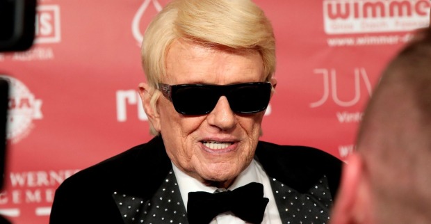 Schlagersänger Heino mit schwarzer Sonnenbrille. Beim Filmprojekt „Die Rettungsschwimmer:innen vom Wörthersee“ sorgt der Gender-Titel für Streit.