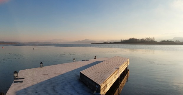 Ein Stand-up-Paddler wurde am Donnerstagnachmittag am Wallersee als vermisst gemeldet.