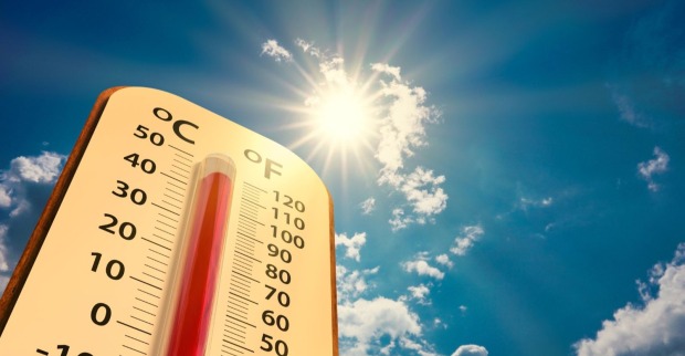 Hitzewelle in Österreich: Thermometer zeigt über 40 Grad bei strahlender Sonne – Debatte über Hitzeschutz und Hitzefrei am Bau.