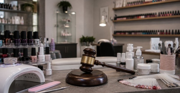 Ein Nagelsalon mit Maniküre-Tischen und Studio-Einrichtung