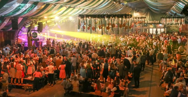 Innenansicht des Festzelts des Wiener Wiesnfestes im Jahr 2017