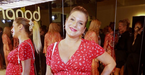 Jeanette Biedermann im roten Kleid. Die Sängerin ist mit 46 Jahren zum ersten Mal Mutter eines Sohnes geworden.